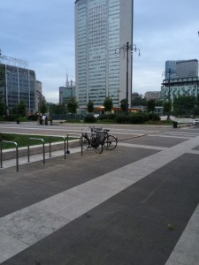 Alle 6 del mattino di fronte alla Stazione Centrale ci sono quasi più biciclette che persone.